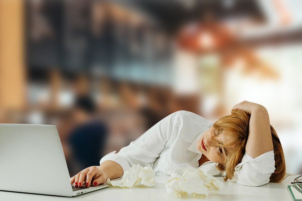 A woman struggling with her laptop in the coffee shop