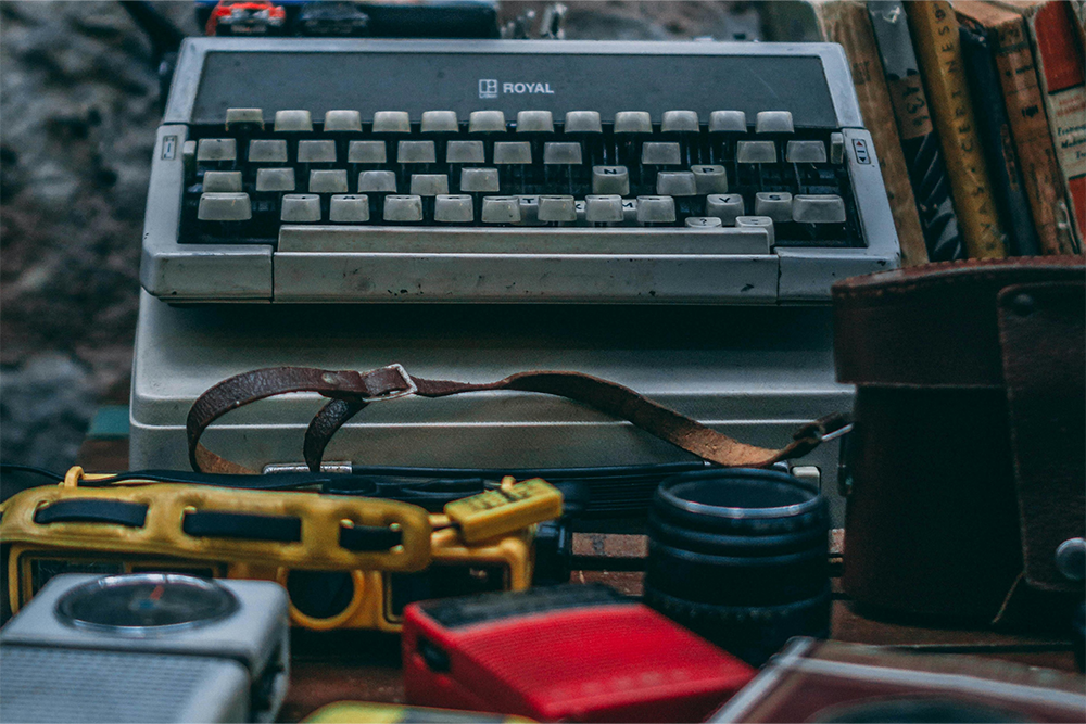 Typewriter with some cameras around, how to write a logline for the collaborative medium