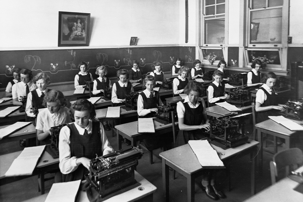 Photo of girls in a typing class used to illustrate how screenwriting classes are best elected by writers looking to improve their technical abilities