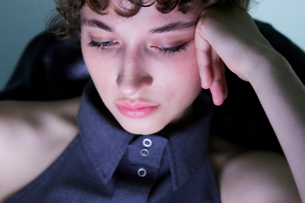 By being time-bound you won't be like the woman imaged here, bored and looking into your laptop with despair. Good writer goals facilitate this kind of earnest work.