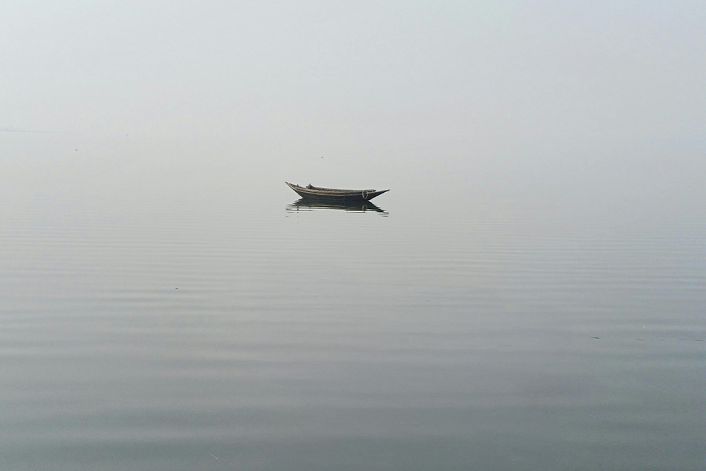 A boat sits alone in the ocean to represent being stuck in the middle, a good time to employ blitzkrieg writing
