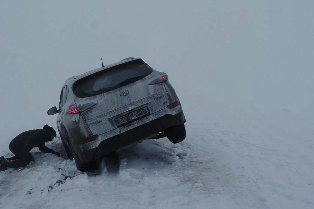 A car stuck in a snowstorm represents the struggle of a writer who has lost the plot