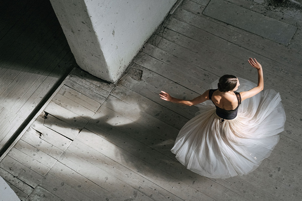 A dancer entering a doorway with dramatic shadow underfoot suggests that the reader may pace themselves through the halls of your book when you ask how many words per page in a book?
