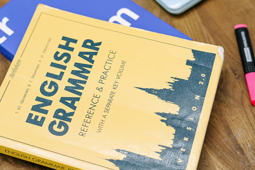 What use contractions in writing have are determined by grammar and colloquial language, as suggested by the grammar book in this image