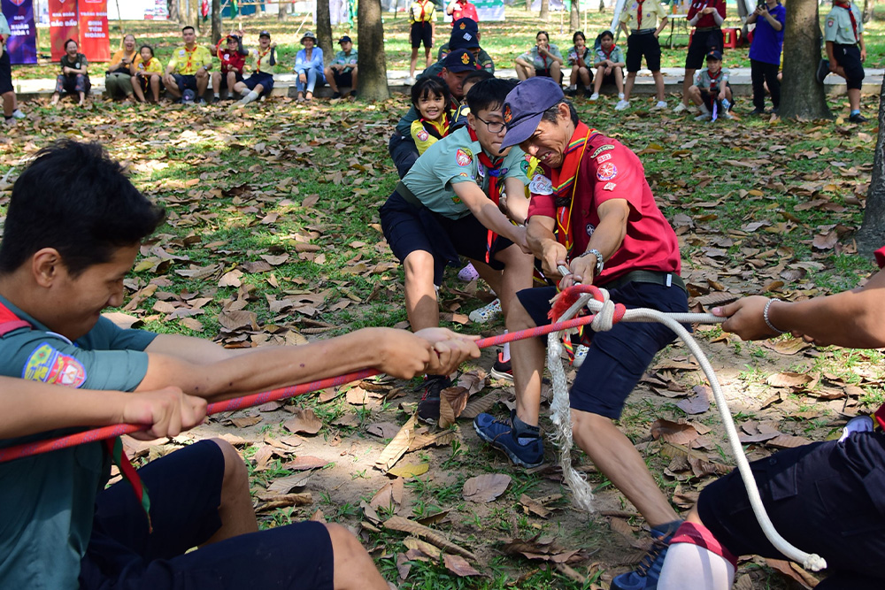 A team of people pulling rope in a competition suggests a careful composition to win a battle when composing a list of strengths