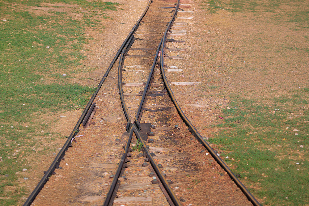 Crossing train tracks to suggest that mixed metaphors will send a reader down the wrong path
