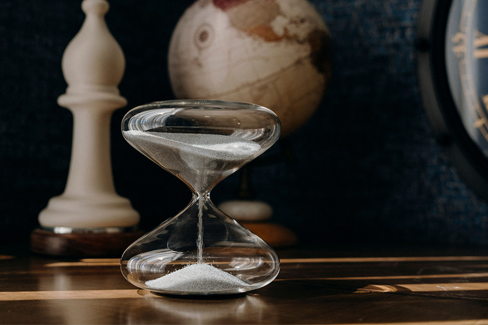 An hour glass to relate time to suspense