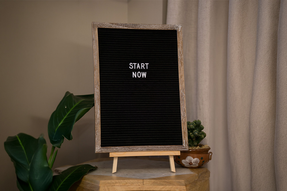 An image inscribed "start now" to suggest that writing motivation tools are offered within the blog for immediate inspiration