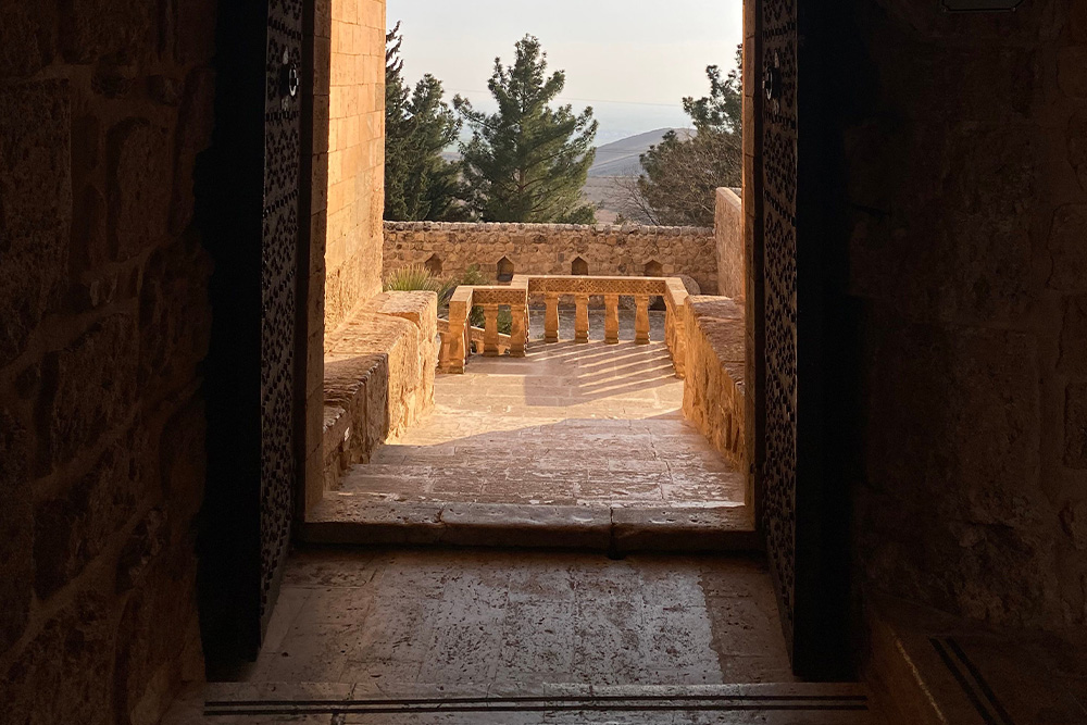 A door leading open to nature, writing portfolio as a freeing element