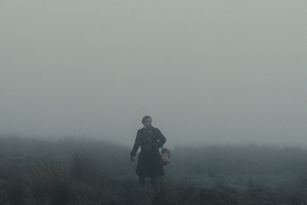 Heathcliff alone in the fog to suggest his isolation as one of his bad character traits 